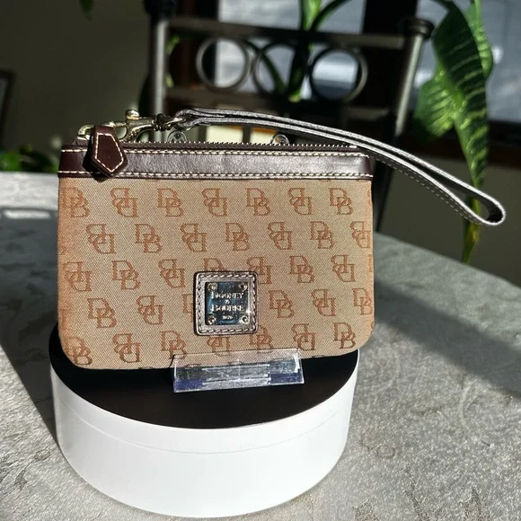 NWOT Dooney & Bourke Monogram Canvas Wristlet detachable strap New! - Picture 4 of 10